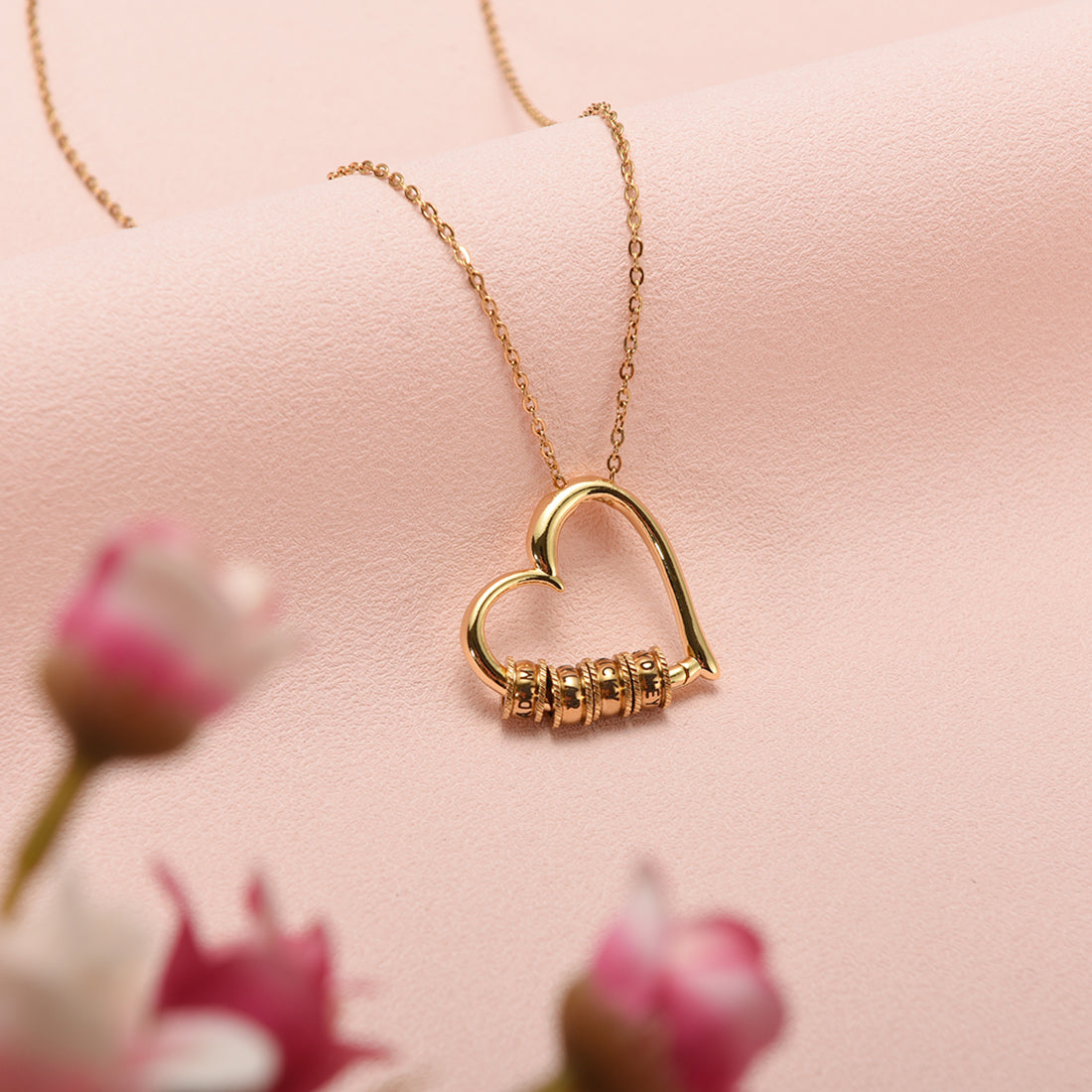 Collar "Corazón de nuestra familia" con nombres grabados y caja de rosas para siempre
